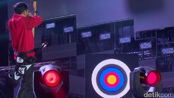 Foto: Aksi Presiden Jokowi Futsal, Memanah, hingga Tinju