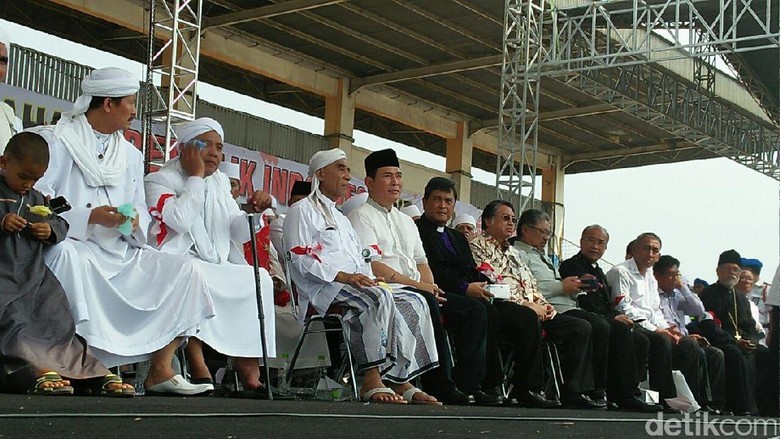 Tommy Soeharto Juga Hadiri Milad FPI di Stadion Muara Kamal