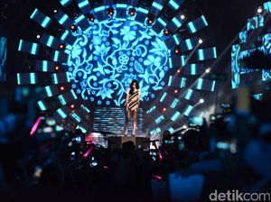 Aksi Panggung Tak Terlupakan Taeyeon dan Hyoyeon SNSD, Senyum Tika Bravani