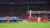 Pertandingan antara Bayern Munich dan Bayer Leverkusen di Allianz Arena, Sabtu (19/8/2017) dini hari WIB, diawali dengan mengheningka cipta untuk korban serangan teroris di Barcelona. Foto: Michael Dalder/REUTERS
