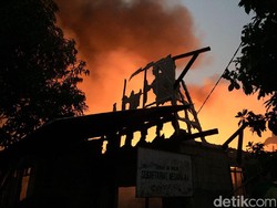 Kebakaran Permukiman di Kebayoran Lama, Api Merah Menyala