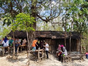 Nikmat! Sensasi Makan Iwak Gloso di Tengah Hutan Jati Bojonegoro Nikmat! Sensasi Makan Iwak Gloso di Tengah Hutan Jati Bojonegoro