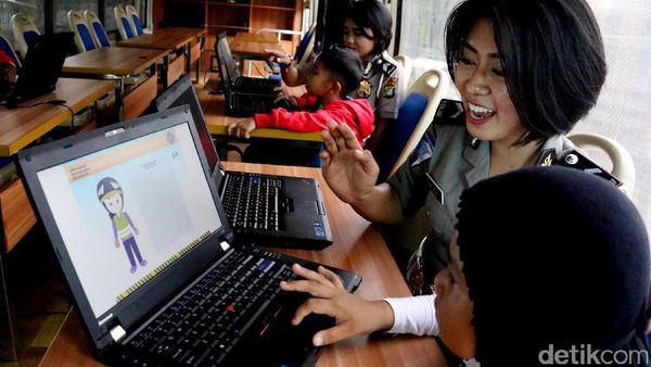 Pengenalan Lalu Lintas Sejak Dini Lewat Mobil Cendikia