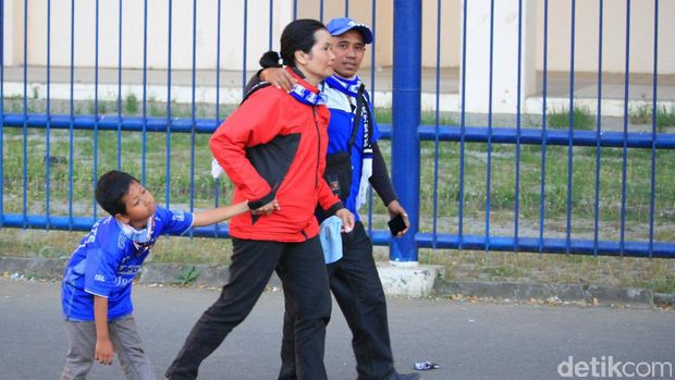 Panpel Persib Sita Atribut Bobotoh yang Membandel