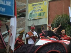 Parade Tandok Semarakan Karnaval Pesona Danau Toba 2017
