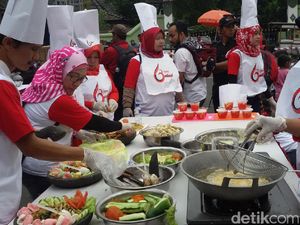 Meriahkan HUT RI ke 72, Warga Yogyakarta Ikut Lomba Buat Lotek