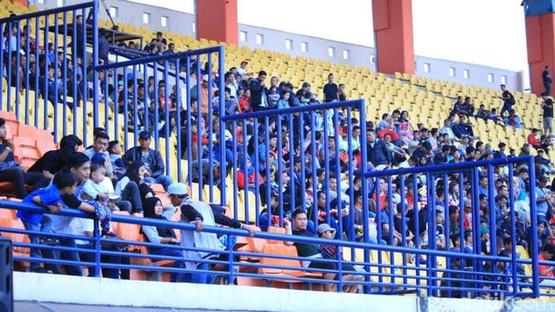 Panpel Persib Sita Atribut Bobotoh yang Membandel