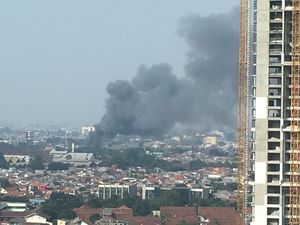 Kebakaran di Kebon Pala Jaktim, Asap Membubung Tinggi