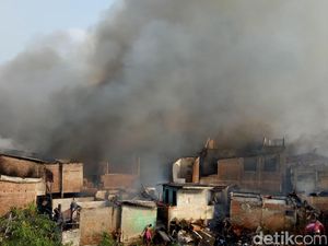 Warga dan Petugas Damkar Masih Berusaha Padamkan Api di Kebon Pala