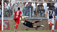 Dalam kedudukan 1-1, kiper Juventus Gianluigi Buffon membuat penyelamatan krusial usai mementahkan tembakan penalti Diego Farias. (Foto: Stefano Rellandini/REUTERS)