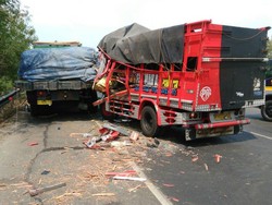 Truk Kecelakaan di Tol Jakarta-Cikampek KM 53