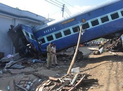 Melihat Kereta Tergelincir di India yang Tewaskan 23 Penumpang