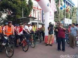 Minggu Pagi, Darmin Selenggarakan Sepeda Santai