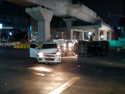 Dua Mobil Adu Banteng di Perempatan Jalan Sisingamangaraja Blok M