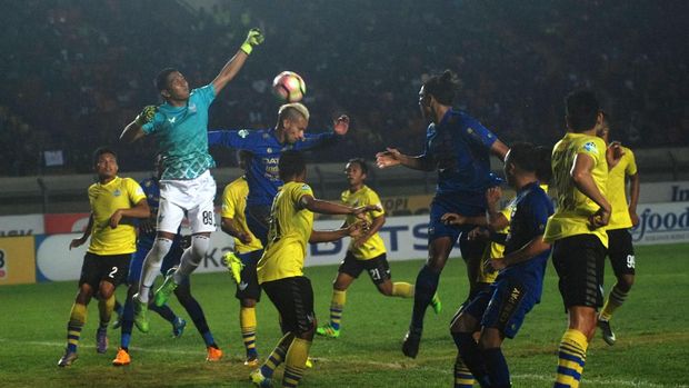 Persib didenda Rp50 juta karena Bobotoh melakukan aksi solidaritas.
