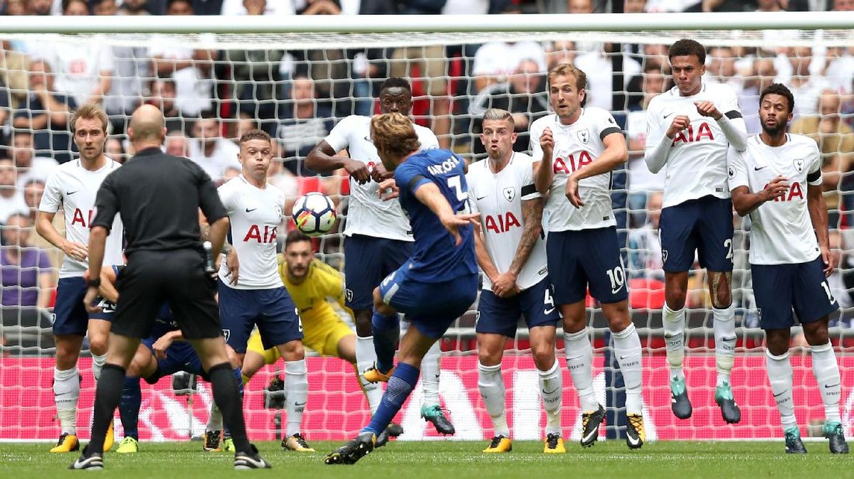 Marcos Alonso membawa Chelsea mengungguli Tottenham 1-0 di babak I. Foto: Dan Istitene/Getty Images