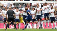 Marcos Alonso mencetak gol pertama Chelsea lewat tendangan bebas di menit 24. Keunggulan Chelsea 1-0, bertahan sampai babak pertama selesai. Foto: Dan Istitene/Getty Images