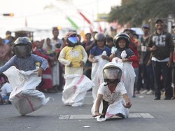 Viral Balap Karung Jongkok Pakai Helm, Rawan Cedera Nggak Sih?