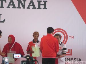 Serahkan 7.500 Sertifikat Tanah, Jokowi: Jangan Buat Beli Mobil