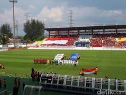 Bendera Merah Putih Besar untuk Timnas dari WNI di Malaysia
