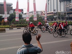Saat Jokowi Naik Sepeda Kuning ke Istana dan Bikin Heboh Warga