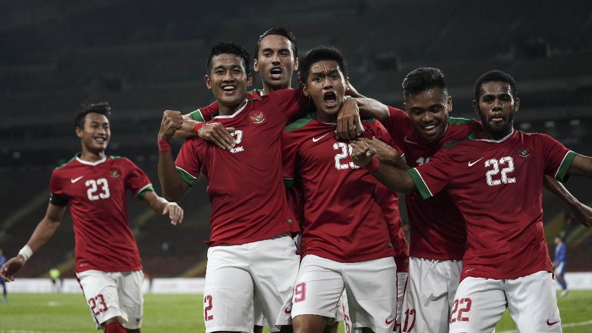 Hansamu Yama Pranata dan timnas Indonesia merayakan gol ke gawang Filipina (Foto: Wahyu Putro A/Antara Foto)