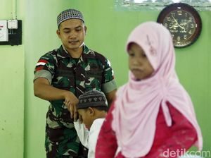 Potret Anggota TNI yang Mengajar Ngaji di Wilayah Perbatasan Potret Anggota TNI yang Mengajar Ngaji di Wilayah Perbatasan