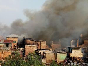 Kebakaran 300 Rumah di Kebon Pala Diduga Karena Korsleting Kebakaran 300 Rumah di Kebon Pala Diduga Karena Korsleting