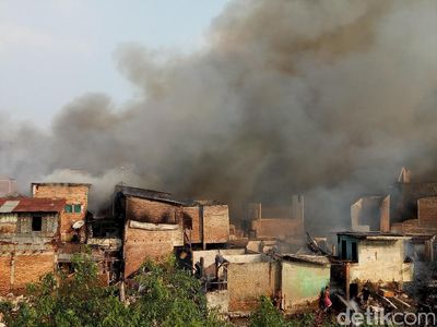 Asap Membubung Tinggi, Begini Penampakan Kebakaran di Kebon Pala