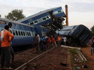 India Selidiki Kecelakaan Kereta Mengerikan yang Tewaskan 23 Orang India Selidiki Kecelakaan Kereta Mengerikan yang Tewaskan 23 Orang