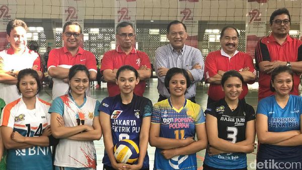 Gubernur BI Higga Pejabat Kemenkeu Pose Bareng Atlet Voli