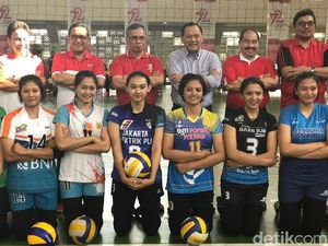 Gubernur BI Higga Pejabat Kemenkeu Pose Bareng Atlet Voli