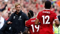 Mane merayakan gol dengan rekan-rekan satu timnya, juga Juergen Klopp sang manajer. (Foto: Phil Noble/Reuters)
