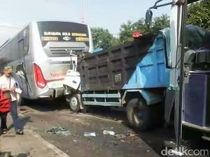Laka Beruntun di Mojokerto Libatkan 2 Bus dan 2 Truk, 2 Orang Luka