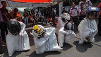 Pakai Helm Bak Pembalap, Anak-anak Ini Adu Cepat Balap Karung
