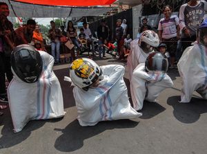 Pakai Helm Bak Pembalap, Anak-anak Ini Adu Cepat Balap Karung