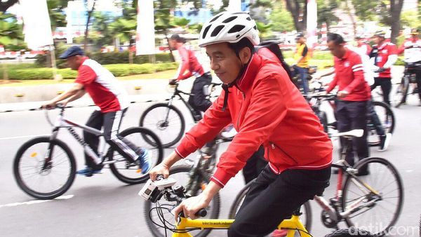 Foto: Senyum Jokowi Saat Gowes ke Thamrin