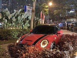 Mini Cooper Tabrak Pembatas Jalan di SCBD, Polisi Turun Tangan