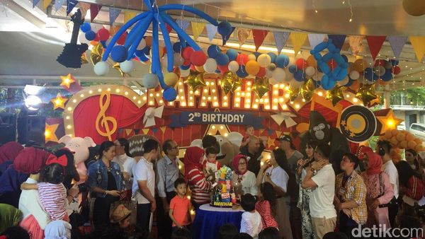 Begini Momen Tiup Lilin di Perayaan HUT Rafathar Malik Ahmad