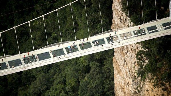 Foto: Jembatan di China Ini Bikin Jantung Mau Copot