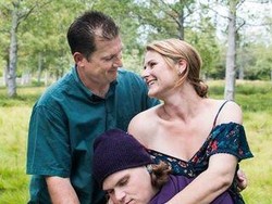 Kocak, Orangtua Buat Foto Bayi Baru Lahir dengan Pria Berusia 21 Tahun