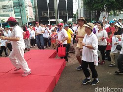 Serunya Menlu Jalan Sehat dan Joget Maumere Bareng Pegawai Kemlu
