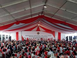 Djarot Terima Sertifikat Tanah Taman BMW dan Balai Kota dari Jokowi