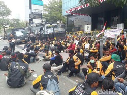 Driver Uber Demo di Plaza UOB