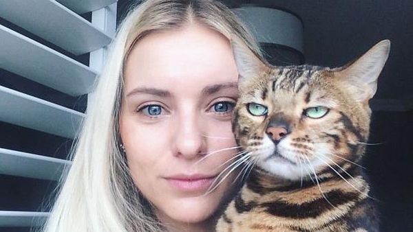 Ekspresi Kocak Ketika Kucing Enggan Diajak Selfie