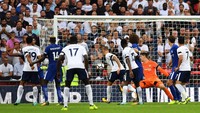 Bukan performa yang bagus dari Michy Batshuayi. Tidak sampai lima menit masuk lapangan menggantikan Alvaro Morata, Batshuayi malah membuat gol bunuh diri. Foto: Justin Setterfield/Getty Images