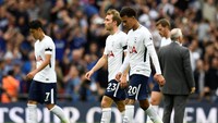 Wajah-wajah lesu Dele Alli, Christian Eriksen, dan Son Heung-min setelah laju tak terkalahkan Tottenham di 19 laga kandang Premier League terhenti. Foto: Dylan Martinez / Reuters