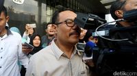 Hindari Jurnalis, Tersangka Korupsi Malang Kepentok Kamera