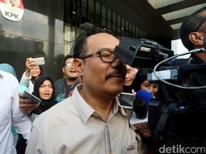 Hindari Jurnalis, Tersangka Korupsi Malang Kepentok Kamera