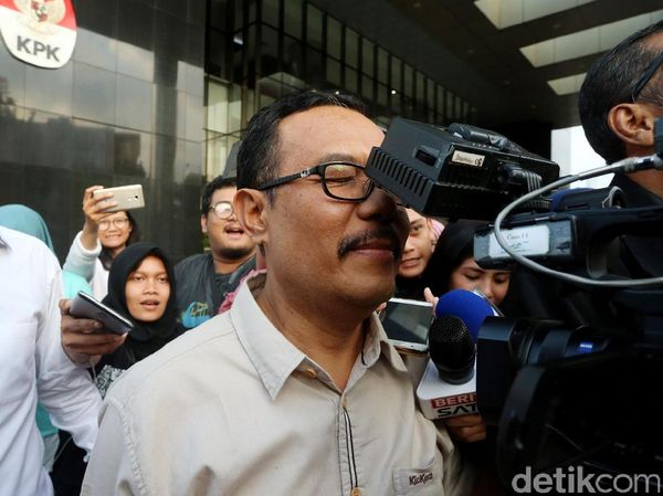 Hindari Jurnalis, Tersangka Korupsi Malang Kepentok Kamera